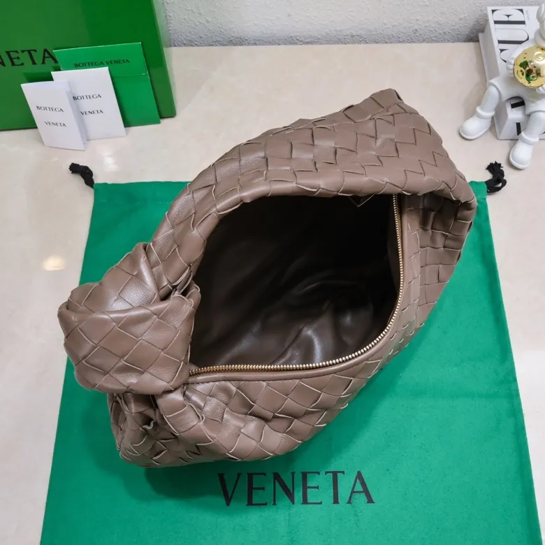 Batch 1460 BV Bottega Veneta 2022 Early Spring New Ladies Medium JODIE Handbag BV Bag 🔥The new method is to round the corners on the original basis and knot the round hobo bag with classic woven leather. The most iconic triangular pull-out design, using sheepskin draped soft shape, is super suitable for concave shapes~ Jodie feels really gentle to people, and is definitely the best item for daily matching. It has the same weave, new elements and twists, and is versatile. It is the new favorite of street style Internet celebrities! Size: 36*21*13 Model: 6697
